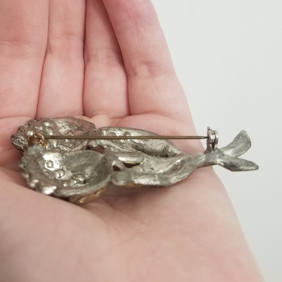 Vintage silvertone flower brooch - Picture 9 of 10